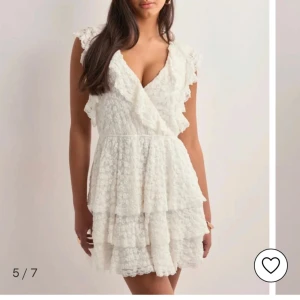 Vit klänning nelly - Jättefin vit klänning från Nelly i strl S. Perfekt till studenten, skolavslutning eller andra tillfällen! Helt ny, lappar kvar!