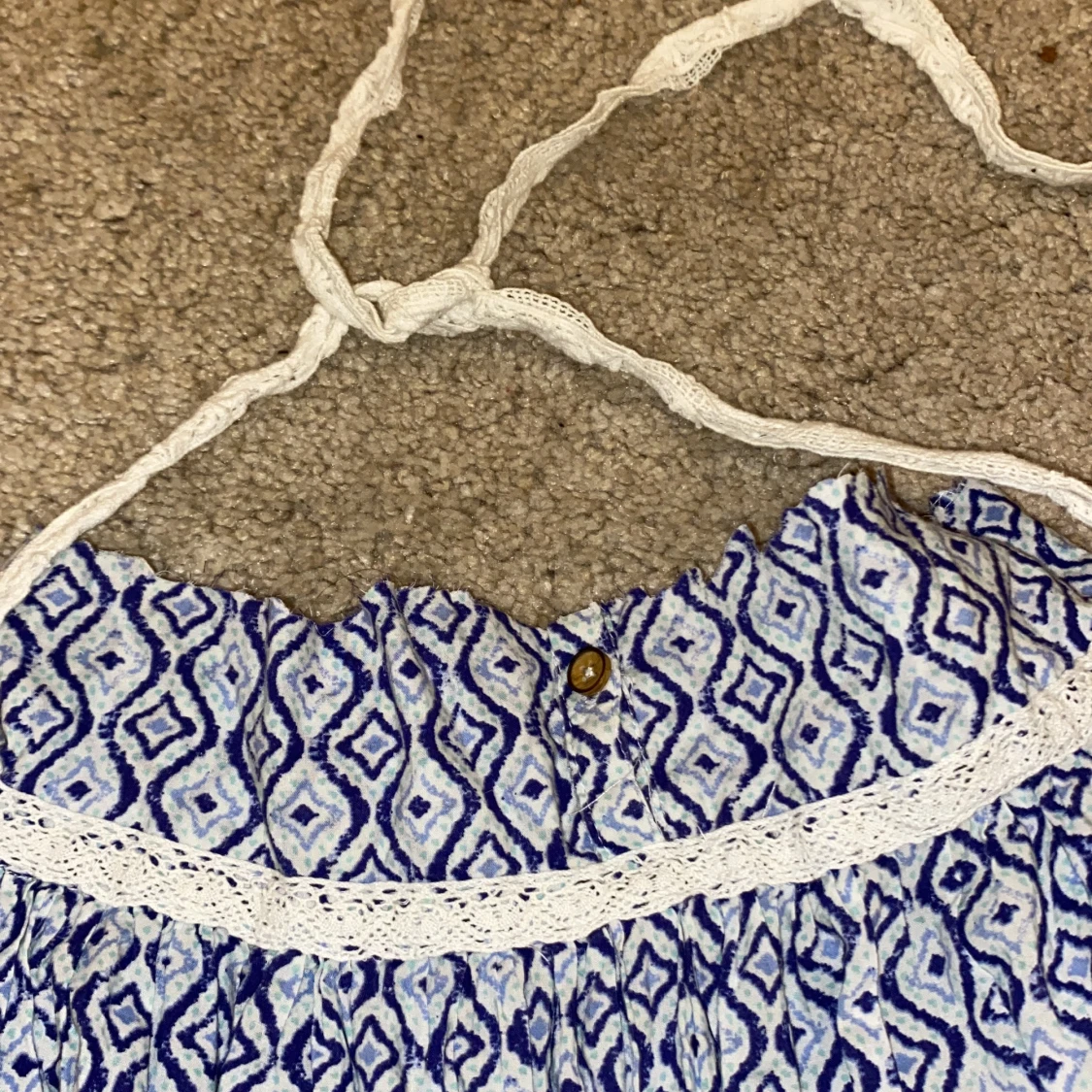 Blåvit mönstrad halterneckklänning med volang - 1