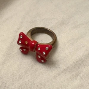 Ring med röd rosett och stenar - Köpt på second hand ❤️