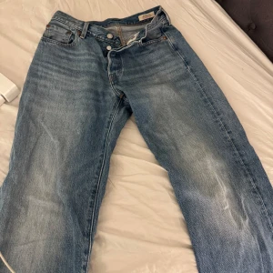 Levis 501 blå jeans - Straight leg Levi’s 501or köpt för 1300 knappt använda i strl W25 L32, hör av er innan ni köper🫶🏽