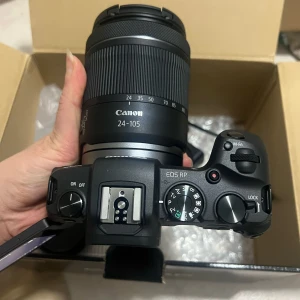 Canon EOS RP med 24-105mm objektiv - Canon EOS RP systemkamera med 24-105mm objektiv. Kameran har vridbar touchskärm, flera manuella och automatiska lägen samt inbyggd bildstabilisering. Perfekt för både foto och video. Levereras med originalkartong och tillbehör.