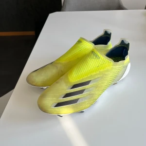 Adidas X Ghosted - Säljer ett par adidas X ghosted i bra skick då dom inte kommer till användning. Skorna har en shining plate som syns i solen men det mesta har försvunnit tyvär. Skick 8/10. Storlek 43 1/3