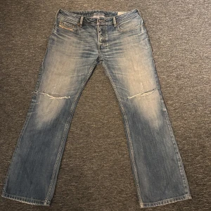 Diesel jeans - Snygga blå jeans med slitna detaljer på knäna. Dem är lite bootcut med riktigt snygg passform. Storlek 32/32. Pris kan diskuteras!