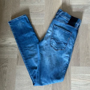 Replay Anbass jeans  - Säljer nu dessa feta replay Anbass jeans i färgen blå. De är i fint skick och är i storlek 29. Tveka inte att höra av dig vid funderingar!🙌🏼