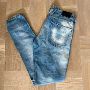 Replay Anbass jeans - Säljer nu dessa unika replay Anbass jeans i ljusblå med riktigt feta slitningar. De är i fint skick och är i storlek 32. Hör av dig om du har några funderingar!🙌🏼