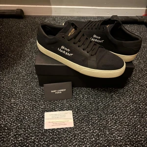 Saint Laurent Skor - Fräscha och snygga skor från Saint Laurent i storlek 43/44, endast använda en gång så nästan nyskick! Säljes billigt då de var för små.