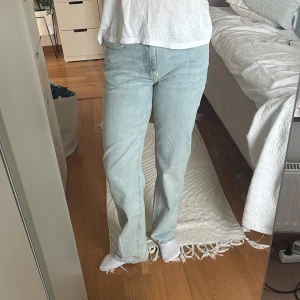 Ljusblå raka jeans från Never Denim - Säljer ett par ljusblå jeans från BikBok med rak passform och midwaist. Jeansen har klassisk femficksdesign och stängs med dragkedja och knapp. Perfekta för en avslappnad stil. Helt nya aldrig använda💞