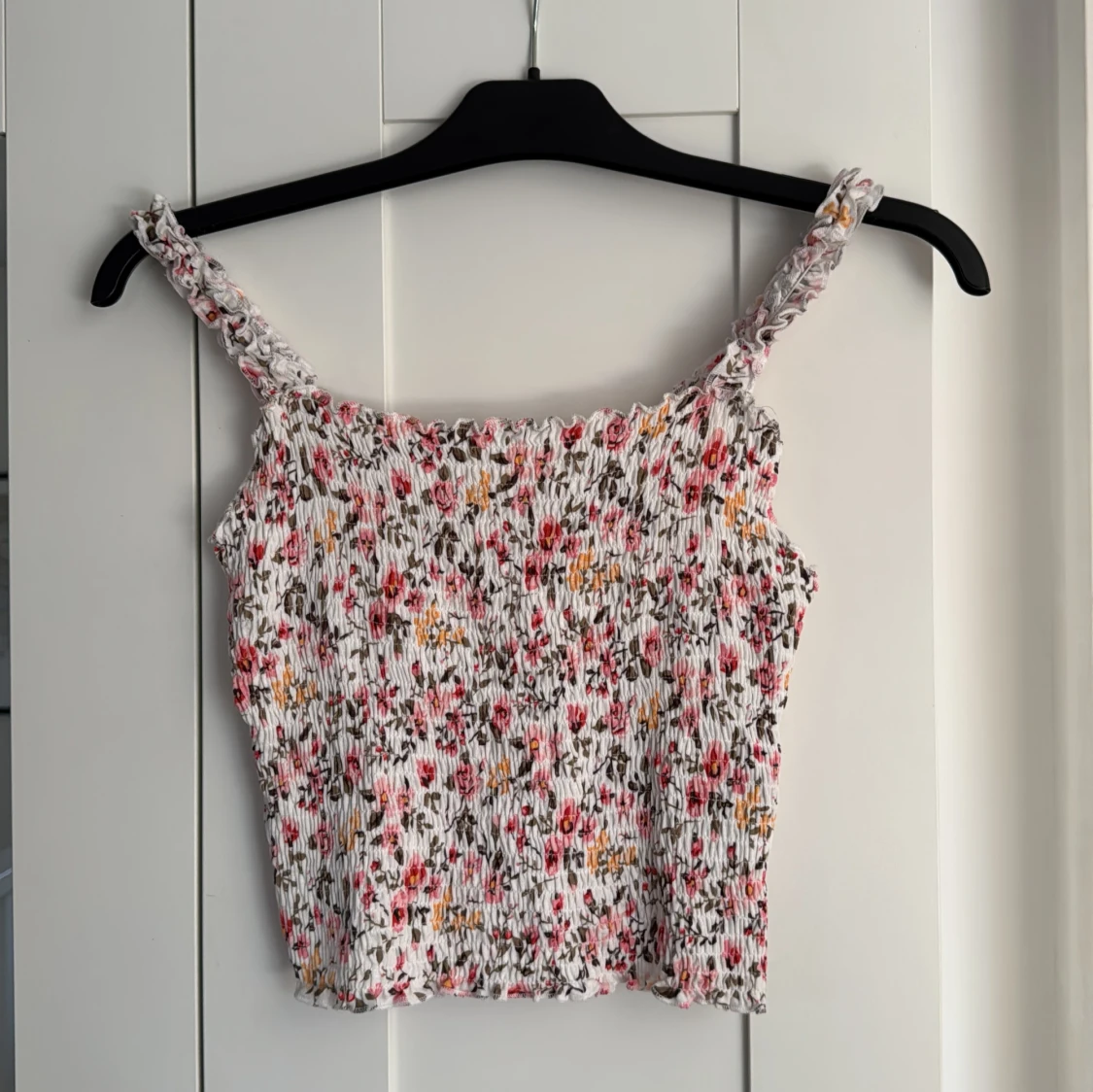 Blommig smockad linnetopp