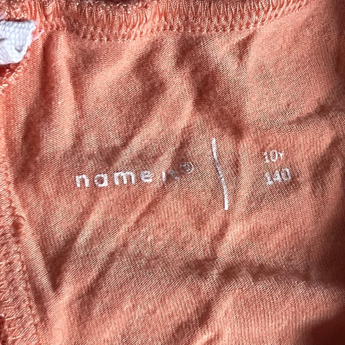 Persikofärgade byxor med volang nertill från Name It( är till barn) - 2