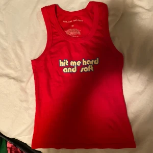 Billie Eilish merch linne - Billie Eilish merch, kortare linne ”hit me hard and soft” köpt nu på hennes konsert den 24/4!! 🥹Tyvärr för liten för mig så hoppas kunna sälja vidare det till någon annan.  Väldigt mjukt, lite stretchigt material! 100% bomull Står att det är en storlek M men jag skulle säga mer mot S/XS 🥰 (Endast testad!)