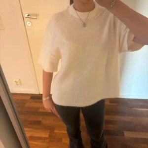 Stickad t-shirt - Säljer en av mina favorit stickade tröjor från Gina Tricot! Använd 1-2 gånger, nästintill nyskick 