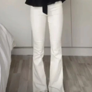 Vita bootcut jeans - Säljer ett par vita bootcut jeans med låg midja. I strl 170 men sitter som vanliga XS. För långa så uppklippta så de passar mig som är 164.
