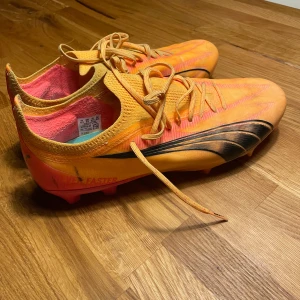 fotbollsskor från Puma - Säljer ett par lätta och snabba fotbollsskor från Puma. Bara använda några få gånger på konstgräs. De sitter väldigt bra och är perfekta nu när fotbollssäsongen är igång. Det är såklart den högsta verisionen.