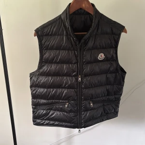 Monclear gui - Säljer en monclear gui väst mycket bra skick skulle jag ändå säga men ytterst små skavanker som syns på de sista 2 bilderna men absolut inget som märks under användning 