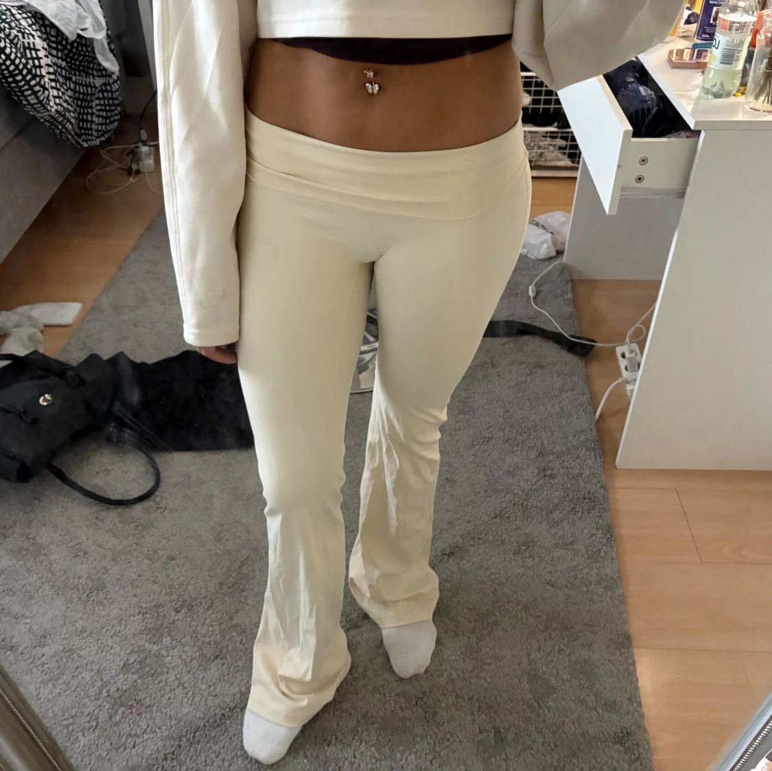 Beiga bootcut byxor med hög midja