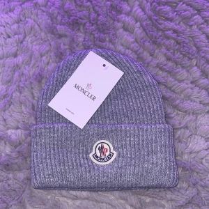 Moncler Mössa - Säljer Moncler mössor för billigt pris. Billigare pris om du köper flera stycken. Kan fraktas runt hela Sverige (Inkluderat hemleverans och postombud)
