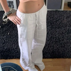 Linnebyxor Gina tricot - Vita linnebyxor från Gina Tricot, köpta för 2 år sedan aldrig använda. Inga skador eller defekter! Lappen är av men sitter som en S/M. Passar mig i längden (167cm). Skriv privat för fler frågor! 🤍 (inte min första bild) 