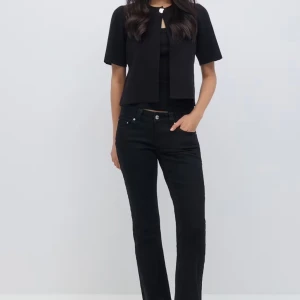 Svarta bootcut low waist jeans - Säljer mina svarta jeans pga. Att dom inte kommer till användning, bra skick!!