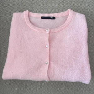 Kofta - Stickad kofta från LAGER157. Nypris 150kr. Köparen står för frakten. Pris kan diskuteras vid snabb affär.