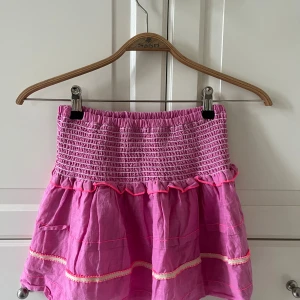 Rosa volangkjol från Zara - Supersöt rosa kjol från Zara med volangdetaljer och perfekt för sommaren. 