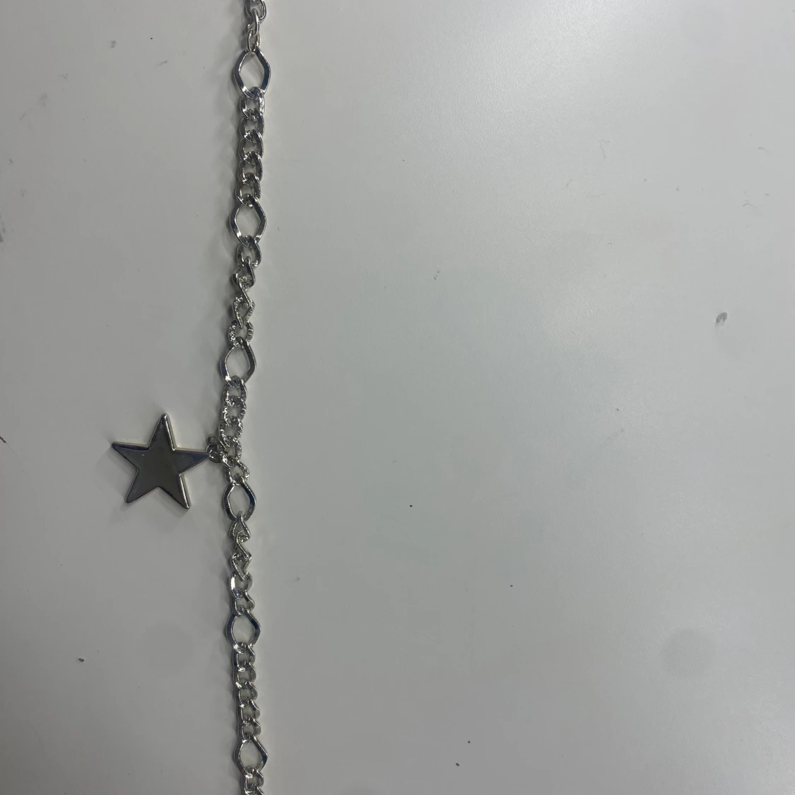 Silverfärgat armband med stjärnhänge