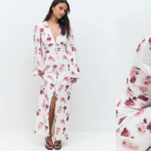 Vit långklänning med blommigt mönster - Säljer en vit långklänning med blommor från Gina Tricot. Helt oanvänd med prislapp kvar. Dessvärre är den för lång på mig som är 155. Slutsåld på hemsidan🌺