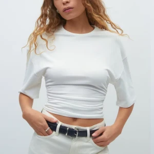 Vit croppad topp från Gina Tricot - Säljer en helt ny, oanvänd topp från Gina. Jag är villig att sänka priset så jag kan bli av med den så snabbt så möjligt