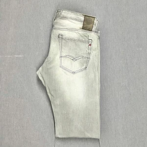 Replay Waitom - Riktigt feta replay jeans med rak passform, riktigt bra skick skulle säga 9/10. Storlek w34. Riktig fet färg som passar till allt. Skriv för fler bilder eller vid funderingar 🙏😁