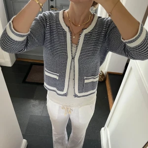 Blå stickad kofta  - Blå/vit randig trekvartsärmad kofta från Soaked i storlek S. Fint sick. Använd gärna köp nu!