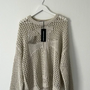 Racer worldwide knit - Säljer en beige stickad tröja från Racer worldwide. Tröjan har lång ärm, grovstickat nätmönster och rund halsringning. Den passar oversized, typ XL skulle säga. Inga stora tecken på användning