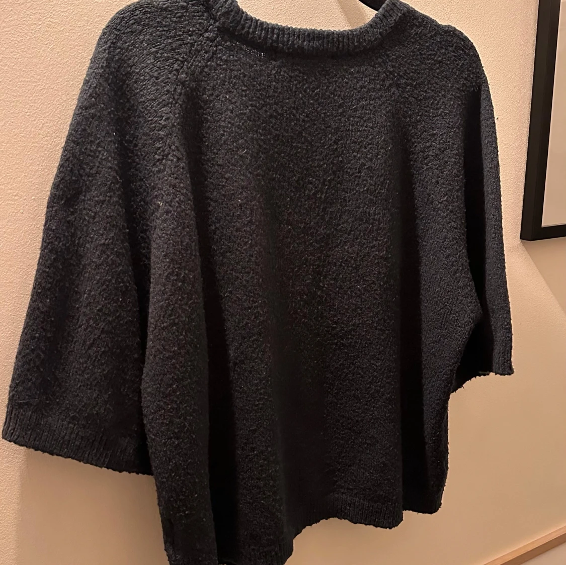 Mörkblå stickad ponchotröja