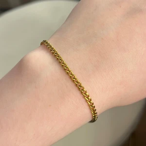 Armband - Säljer ett stilrent och tunt armband i guld med klassisk kedjelänk, använd några gånger men helt som ny 💕