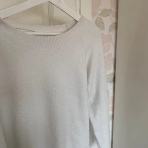 Vit stickad tröja från Vero Moda - Säljer en enkel och stilren vit stickad tröja från Vero Moda. Tröjan har rund halsringning och långa ärmar, perfekt för lager-på-lager eller som den är. Passformen är normal och materialet känns mjukt och bekvämt.