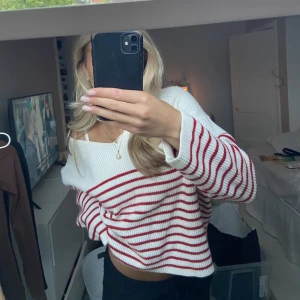 Söt randig Stickad tröja  -  Gullig Stickad tröja från mango! Säljer då den inte kommer till användning, sparsammt använt.💕*lånade bilder av förra ägaren.