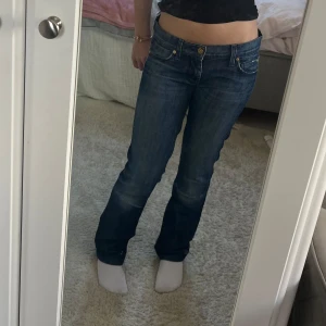 Blå low waist jeans - Super snygga low waist jeans. Några hål som är fixade se bild 4,5 annars bra skick. Säljer så det tyvärr är förstora för mig. Storlek 25. Skriv priv för fler bilder💗💗