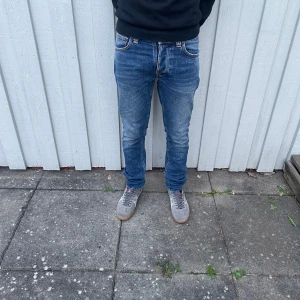 Nudie jeans  - Nudie jeans - Modell: Tilted Tor - Storlek: W27/L30 - skick: 9/10 - Nypris runt 2000kr