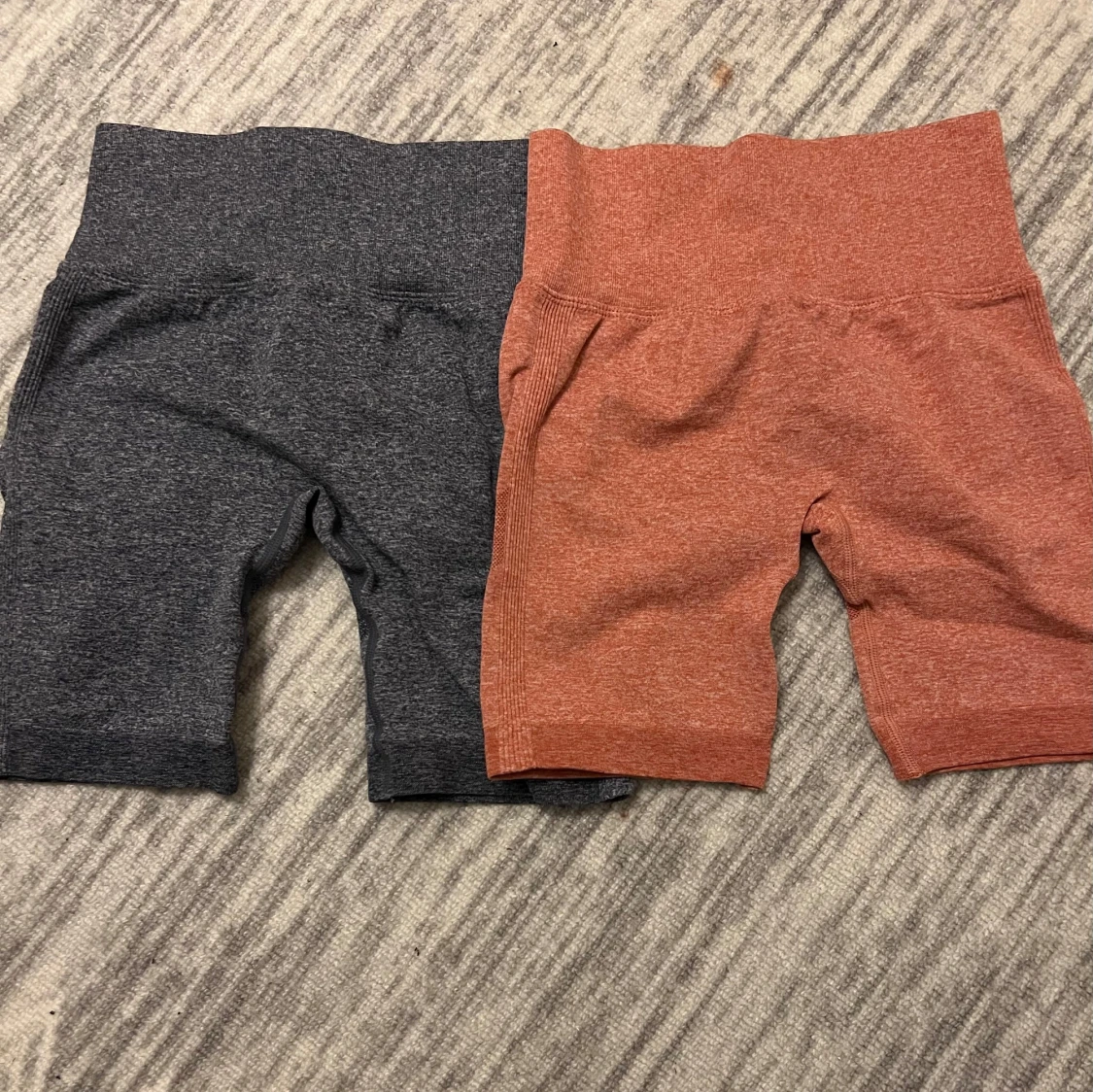 Två par sömlösa träningsshortsi grå och orange 