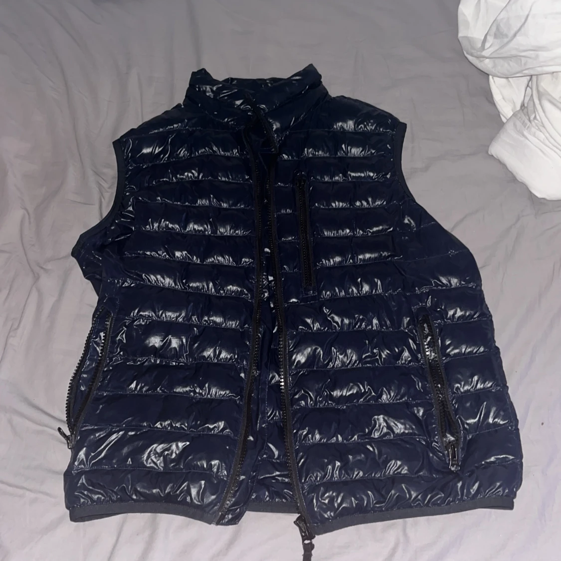 Mörkblå dunväst från Peak Performance