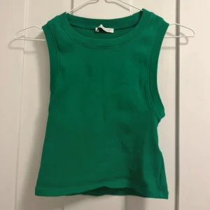 Grön topp från zara - En grön topp i strl M från Zara. Mycket bra skick!