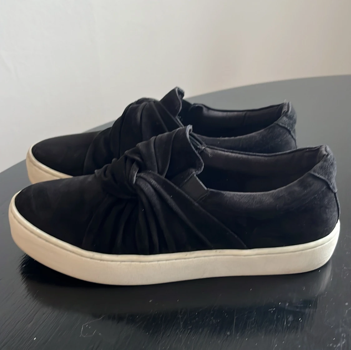 Svarta sneakers från Pace med twistad detalj - 4