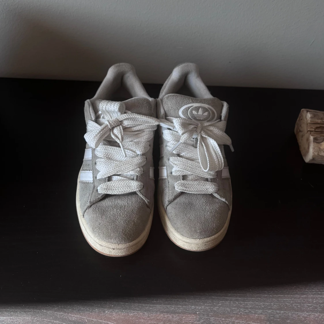 Grå Adidas Campus sneakers med vita detaljer - 1