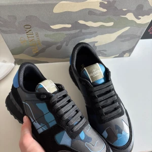 Valentino rockrunners  - Tjena, säljer dessa fräscha valentino rockrunners. Kvalité 10/10✨skriv gärna ifall du undrar något. Priset är inte hugget i sten😃