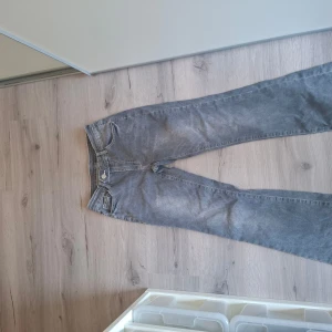 Midwaist jeans bootcut  - Säljer ett par klassiska grå jeans som är bootcut 