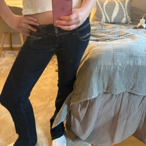 Mörkblå byxor   - Säljer ett par mörkblå jeans ifårn pepe. Byxorna är låg midje och super snygga!! Säljer för det inte kommer till andväning 🙌