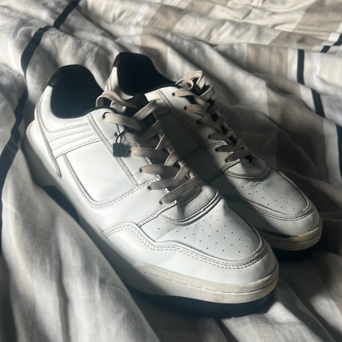Vita sneakers med svarta detaljer