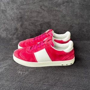 Valentino Flycrew Rosa | 40 ✅ - Storlek: 40 Skick: Mycket bra skick. Tillbehör: Endast skor medföljer. Denna modell är stor i storleken. Vi rekommenderar därför att gå ned 0,5-1 storlek. Köp av dessa sker genom vår hemsida: sthlmvault.se