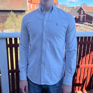 Randig Ralph Lauren skjorta - Fin Ralph lauren oxford skjorta. Inga defekter eller tecken på användning. Storlek small custom fit. Axelbredd 47cm Längd 75cm