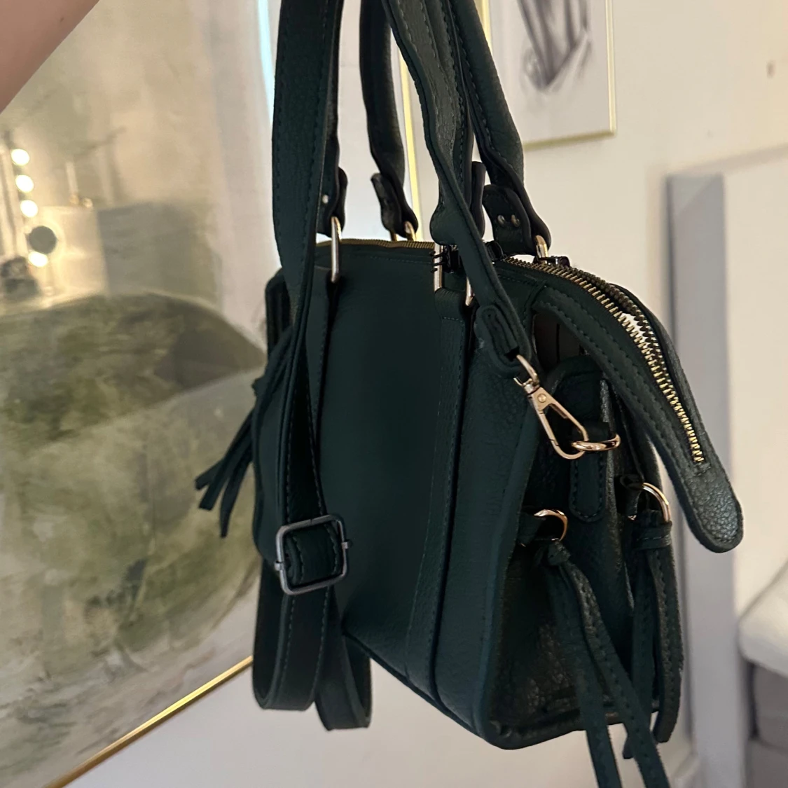 Mörkgrön handväska med gulddetaljer - 1