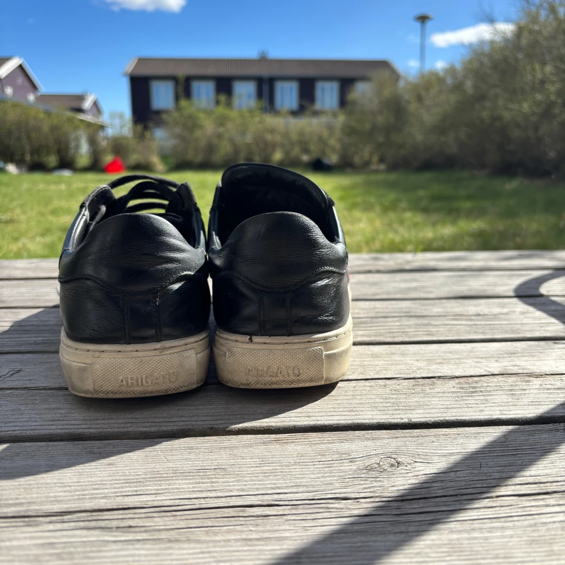 Svarta sneakers med fågelmotiv från Axel Arigato - 1