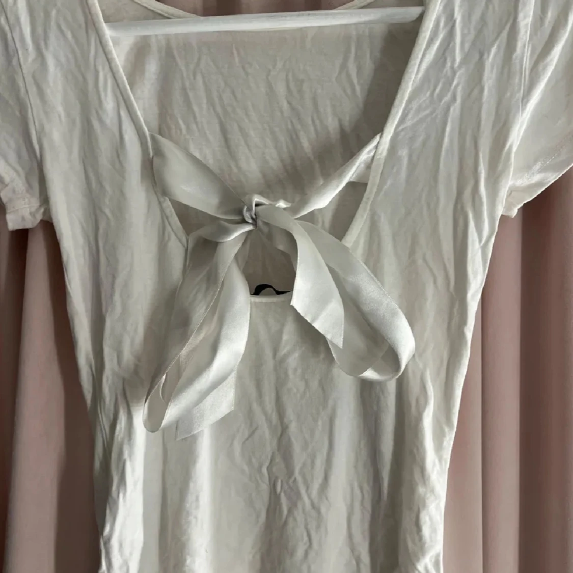 Vit topp med rosett i ryggen - 1